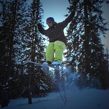 Aron flyger ut fr&aring;n en transportstr&auml;cka in i Sti. Foto: Hampus Ledskog. &Aring;kare: Aron Jansson.