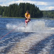 Jag &aring;ker P&aring; en skida &aring; h&aring;ller i linan me andra. Foto: Jesper Westlin. &Aring;kare: Viktor Frisk.