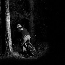 Jocke shreddar v&aring;rt lokala trail.. Foto: Simon Berggren. &Aring;kare: Joakim Hedlund.