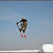 Dubbel handp&aring;l&auml;ggning p&aring; skidornas nosar . Foto: Johan Sj&ouml;strand. &Aring;kare: Tobias Jackson.