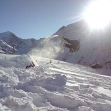 tr&auml;na frontflips p&aring; egen liten kicker utanf&ouml;r p. Foto: Michell Langerhorst. &Aring;kare: Harri Malinen.