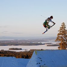 tailgrab med b&aring;de handen och svansen:P. Foto: simon lindberg. &Aring;kare: johan backman.