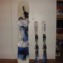 min snowboard och brors skidor. Foto: jag.