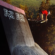 Robin droppar ut stilrent fr&aring;n wallriden i &Aring;re B. Foto: Mattias Fredriksson. &Aring;kare: Robin Wallner.