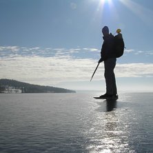 L&aring;ngf&auml;rsskriskotur p&aring; Lyngen i str&aring;lande solsk. Foto: Johan Olofsson. &Aring;kare: Johanna M&ouml;rk.