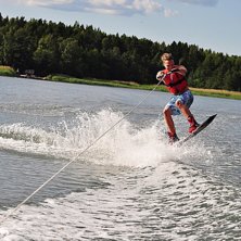 Denna &aring;kare &auml;r ganska ny p&aring; wakeboard och s&aring;le. Foto: Daniel Skilberg.