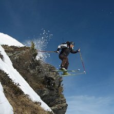 Klippa med strulig inrun p&aring; grund av  lite sn&ouml;.. Foto: Sara Torkelson. &Aring;kare: Joacim Torkelson.