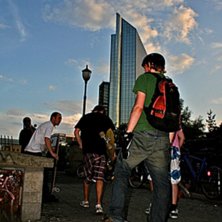 Jeg med rutete shorts, longboard cruise downtown O. Foto: Someone. &Aring;kare: Jag + +.
