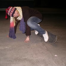 F&ouml;rsta g&aring;ngen p&aring; en skateboard, sjukt l&auml;tt har. Foto: Linda Hellsen. &Aring;kare: Agata.