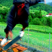 Benjamin och Aron hade en skatesession utanf&ouml;r hu. Foto: Valter Olsson. &Aring;kare: Benjamin fr&aring;n Norge.