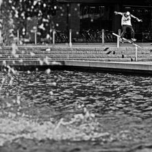 En s&aring;n d&auml;r boardslide p&aring; ett s&aring;nt d&auml;r &amp;qu. Foto: Jonathan Birkemyr. &Aring;kare: Robin Carlson.
