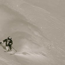 Reine trycker ut n&aring;gra sv&auml;ngar efter droppat M&aring;. Foto: Carl Nordin. &Aring;kare: Reine Barkared.