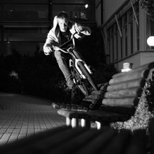 Henrik &aring;ker Wallride p&aring; en parkb&auml;nk i G&auml;vle.. Foto: Simon Lindberg. &Aring;kare: Henrik Westlund.