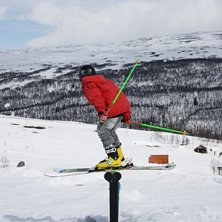 R&auml;cket. Foto: Joel L&ouml;r&auml;ng. &Aring;kare: Emil L&ouml;r&auml;ng.