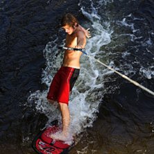 H&auml;ngde upp en lina i en bro &aring; surfa lite motstr�. Foto: Jacob Sehlin. &Aring;kare: Eric Clark.