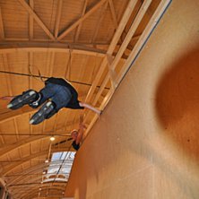 Jag g&ouml;r Handplant. Foto: Emil &Aring;kerstr&ouml;m. &Aring;kare: Max Joners.