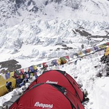 Foto: Fredrik Schenholm. &Aring;kare: 26 april. ABC p&aring; 6400 meter: V&aring;ra t&auml;lt med Mount Everests topp i bakgrunden..