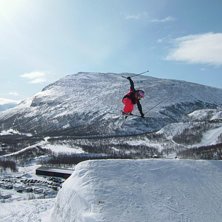 handp&aring;l&auml;gg p&aring; skidans fr&auml;mre del samtidigt som. Foto: tobias johansson. &Aring;kare: elias.