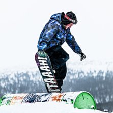 F&ouml;rsta g&aring;ngen med snowboard/skidor framf&ouml;r lins. Foto: Petra Eleonor Johnsson.