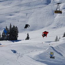 Line av tre snowboard&aring;kare. Foto: Johan Svensk.