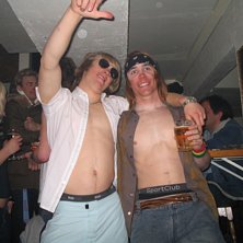 Mannen som har br&auml;nnan p&aring; r&auml;tt st&auml;lle &auml;r jag . Foto: Unknown. &Aring;kare: Mange o Gurra.