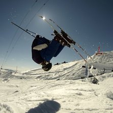 En frontflip p&aring; f&ouml;rsta r&ouml;da plat&aring;n. Bajar uppo. Foto: Anton Lundborg. &Aring;kare: Anton Villberg.