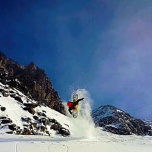Backflip, sol och nysn&ouml;. Foto: H&aring;kan Bols&ouml;y. &Aring;kare: Alfred Bols&ouml;y.