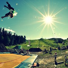 En random kille g&ouml;r sjuka grejer p&aring; en trampolin. Foto: Joel Ericsson. &Aring;kare: Ingen aning..