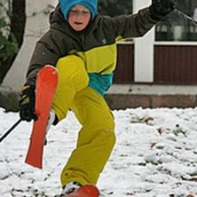 F&ouml;rsta sn&ouml;n. Testar mitt nya gupp i tr&auml;dg&aring;rden. Foto: Lina Sundberg. &Aring;kare: Loe Eriksson.