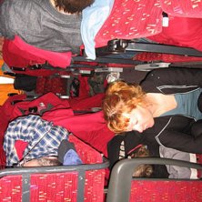 Vaken p&aring; en sovande UCPA-buss.. Foto: Sorling&auml;nget. &Aring;kare: lindada.