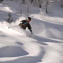Frida pumpar nysn&ouml;n i skogen. Foto: Adam Jonsson. &Aring;kare: Frida Alderin Harling.