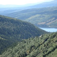 Utsikt &ouml;ver ravinen ner mot Tott hotel.. Foto: Johannes Eriksson.