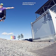 Bes&ouml;k g&auml;rna min blogg eller hemsida 

Blogg: h. Foto: Jonathan Birkemyr. &Aring;kare: Daniel Bergman.