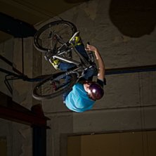 Alex g&ouml;r en flip unturn down. Foto: Kenneth Einars. &Aring;kare: Alexander B&auml;ckvall.