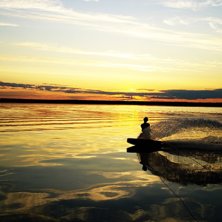 En spegelblank kv&auml;ll i juni.. Foto: Petter Roslund. &Aring;kare: Daniel Harila.