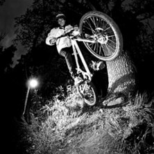 Tr&auml;d, Hopp, 180. Foto: Simon Pont&eacute;r. &Aring;kare: Joakim Nilsson.