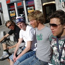 Jag och v&auml;nner slappar i solen en sk&ouml;n dag i Cha. Foto: Mumlan. &Aring;kare: Henning, Tompa, Morot, Moi.