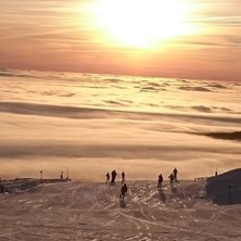 Kylan och dimman ligger som ett lock ner i dalen v.