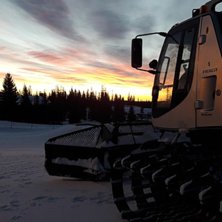 Tr&aring;kkemaskin i soloppgang 
.