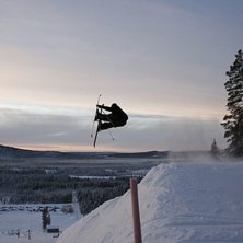 jag sl&auml;nger iv&auml;g en lastbils inspererande handfa. Foto: Joakim Hayland/ pite&aring;. &Aring;kare: NIklas Granlund.