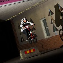 Bunnyhop &ouml;ver cementgrej. Foto: Jesper Fransson (jag som har st&auml;llt in kamera och ljus, han trycker av). &Aring;kare: Jonas Sj&ouml;beck.
