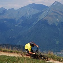 L&aring;ng svepande kurva med h&auml;rlig utsikt.. Foto: Fredrik Westman. &Aring;kare: Eric Westling.