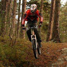 Jocke swoschar &ouml;ver ett h&aring;l.. Foto: Simon Berggren. &Aring;kare: Joakim Hedlund.