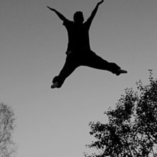 Rasmus flyger. Foto: Tobias Johansson. &Aring;kare: Rasmus Andersson.