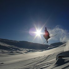 Adam skuttar fr&aring;n en sten i svarta bj&ouml;rn.. Foto: Linus Argus-Hennix. &Aring;kare: Adam Burstr&ouml;m.
