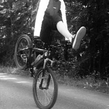 Stoppie med ena foten &ouml;ver styret!. Foto: Alexander Br&auml;nnk&auml;rr. &Aring;kare: Bj&ouml;rn Yrjans.