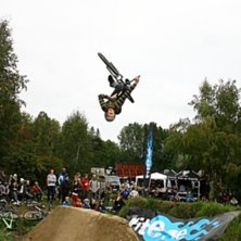 backflip table. Foto: Dennis bj&auml;rkel&ouml;v. &Aring;kare: emil thelander.
