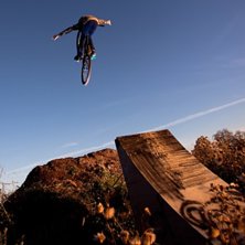 Lillen langar en tuck nohander. Foto: Simon Berggren. &Aring;kare: Anton Thelander.
