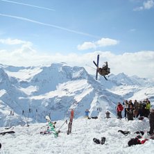 Vi byggde en liten kicker uppe p&aring; en klippavsats!. Foto: Joel &Aring;hman. &Aring;kare: Simon Jardevik.