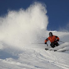 Jag tar n&aring;gra sv&auml;ngar.. blir halv begravd av sn�. Foto: Mikael &Ouml;hlund. &Aring;kare: Simon Pont&eacute;r.